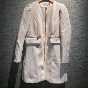 Jacka | H&M - En jättefin beige/rosa jacka/rock med guldiga detaljer från H&M. I storlek S/36. Jackan har puff-armar! Den har lite sminkfläckar vid kragen, men det går säkert bort i tvätten! Skriv privat för mer bilder och info.