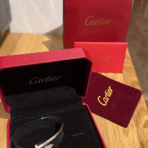 1:1 Cartier spike armband. Väldigt bra kvalitet med diamanter. Box dustbag påse finns med.