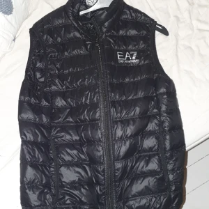 Ea7 väst - Säljer min armani väst för jag har tröttnat på den kom med pris