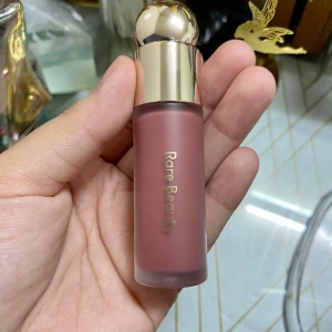 Rare Beauty liquid blush  - Rare Beauty liquid blush i färgen believe. Se bild nummer 2 (lånad bild)  för färg på hud, passar alla hudtoner.  Orginalsize 7,5ml, endast testat 2 gng, som ny!  Först till kvarn, Originalpris 389kr 