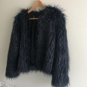 Pälsjacka marinblå hm 😍 - Sååå fin marinblå päls!! Från hm tror jag❤️