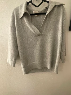 Fin stickad T-shirt  - Säljer denna fina stickade tre kvartsärmade tröjan i fint skick lite nopprig💓