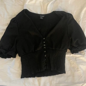 Söt topp - Supersöt topp från monkl. Knappt använd så i fint skick🥰