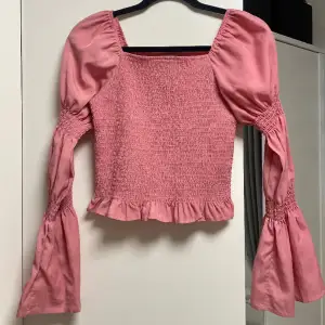 Supersöt topp från Vero Moda, endast använd ett par timmar. Inga tecken på användning alls! Den har en supergullig färg och modell. Köpt för 299kr, säljer för 150kr! Priset kan diskuteras vid snabb affär👍🏼Passar även som XS