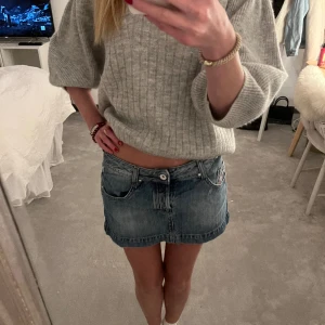 Vintage lågmidjad diesel jeanskjol! - Jätte snygg ljusblå Diesel kjol med låg midja. Den är super cool men måste tyvärr sälja då den är för stor för mig. Midjemått: 39/40 cm tvärs över🥰