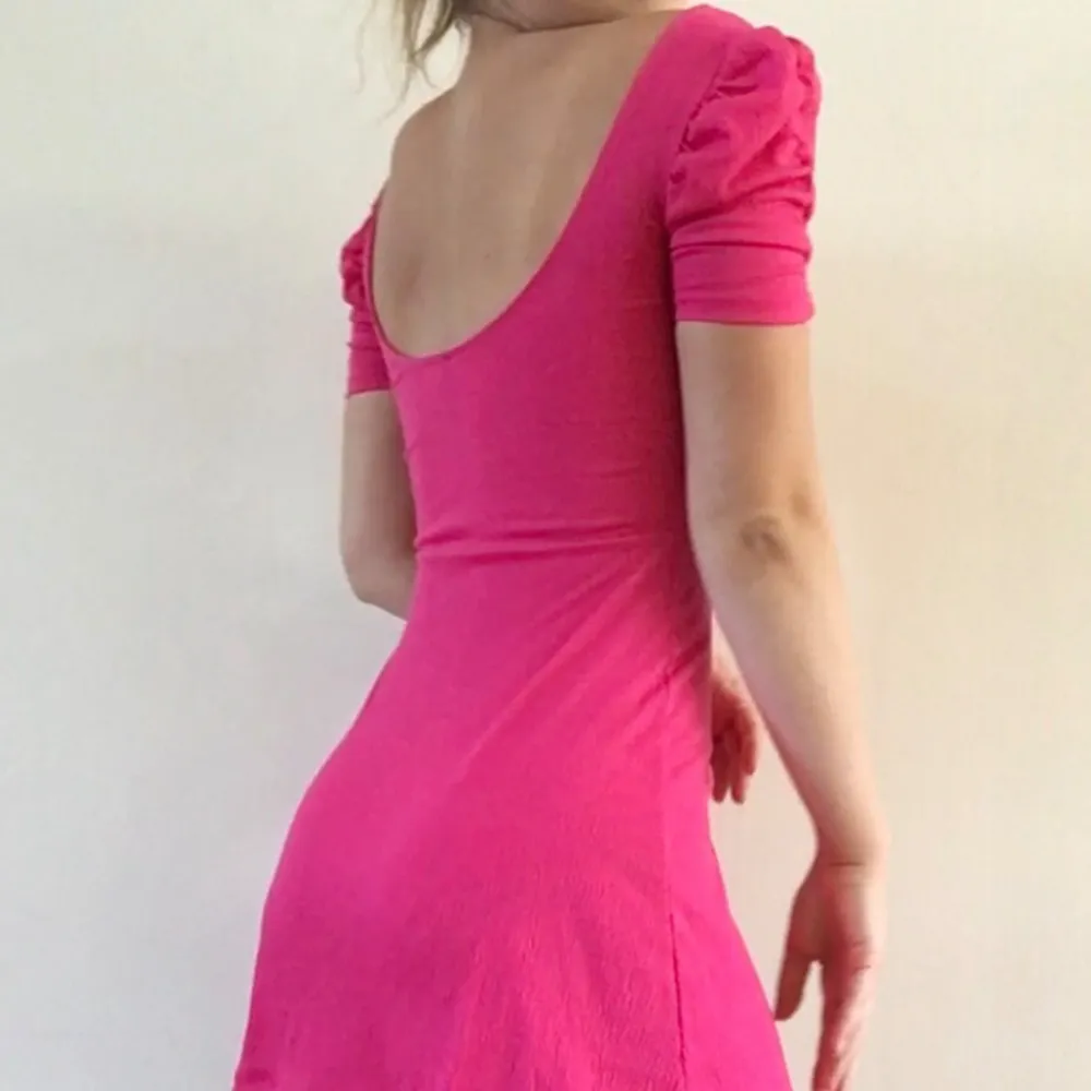 Rosa klänning med djup urringning i ryggen. Klänningar.