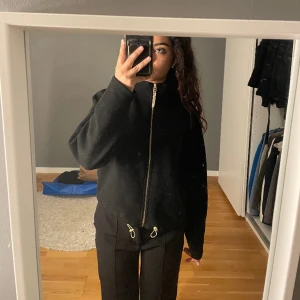 Fleecetröja - En snygg och varm fleece tröja typ. Från Gina men säljs ej längre! Går även att spänna längst ner💖