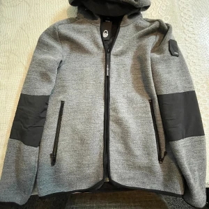 Sail racing kofta  - Säljer min sail racing kofta som är använd ett fåtal gånger och är i bra skick den är i storlek m och passar på s bra också. Kan ta ner priset vid snabb affär.