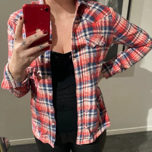 Levis vintage skjorta  - Vintage Levis-skjorta. Jättemjuk och skön, väldigt fint skick. Hittar ingen storleksmärkning men jag på bilden har strl. S-M.