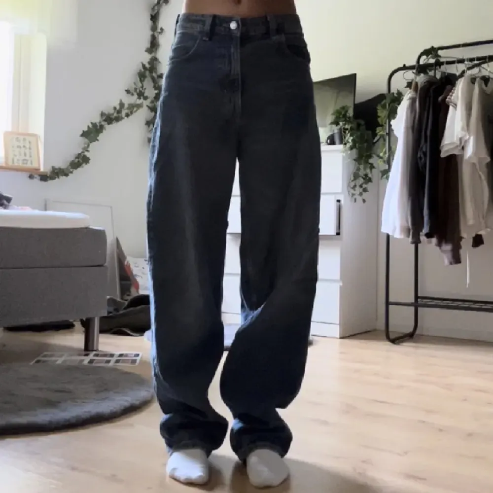 Blåa baggy mid/high waist. Storlek 34. Om du har frågor fråga bara. Original pris kommer ej ihåg.. Jeans & Byxor.