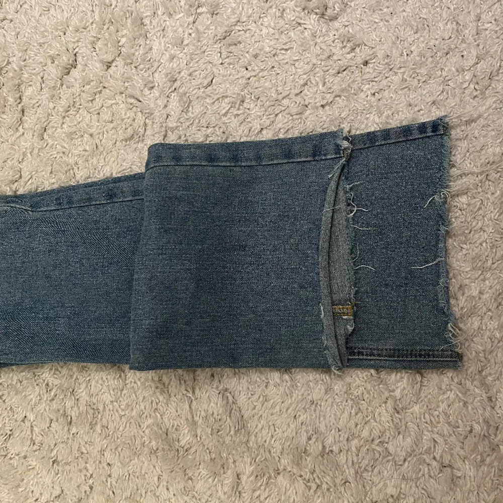 säljer denna jeans då de inte passar mig längre..  köpt i sydkorea endast använd ett fåtal gånger och bra skick! skriv privat vid intresse⭐️. Jeans & Byxor.