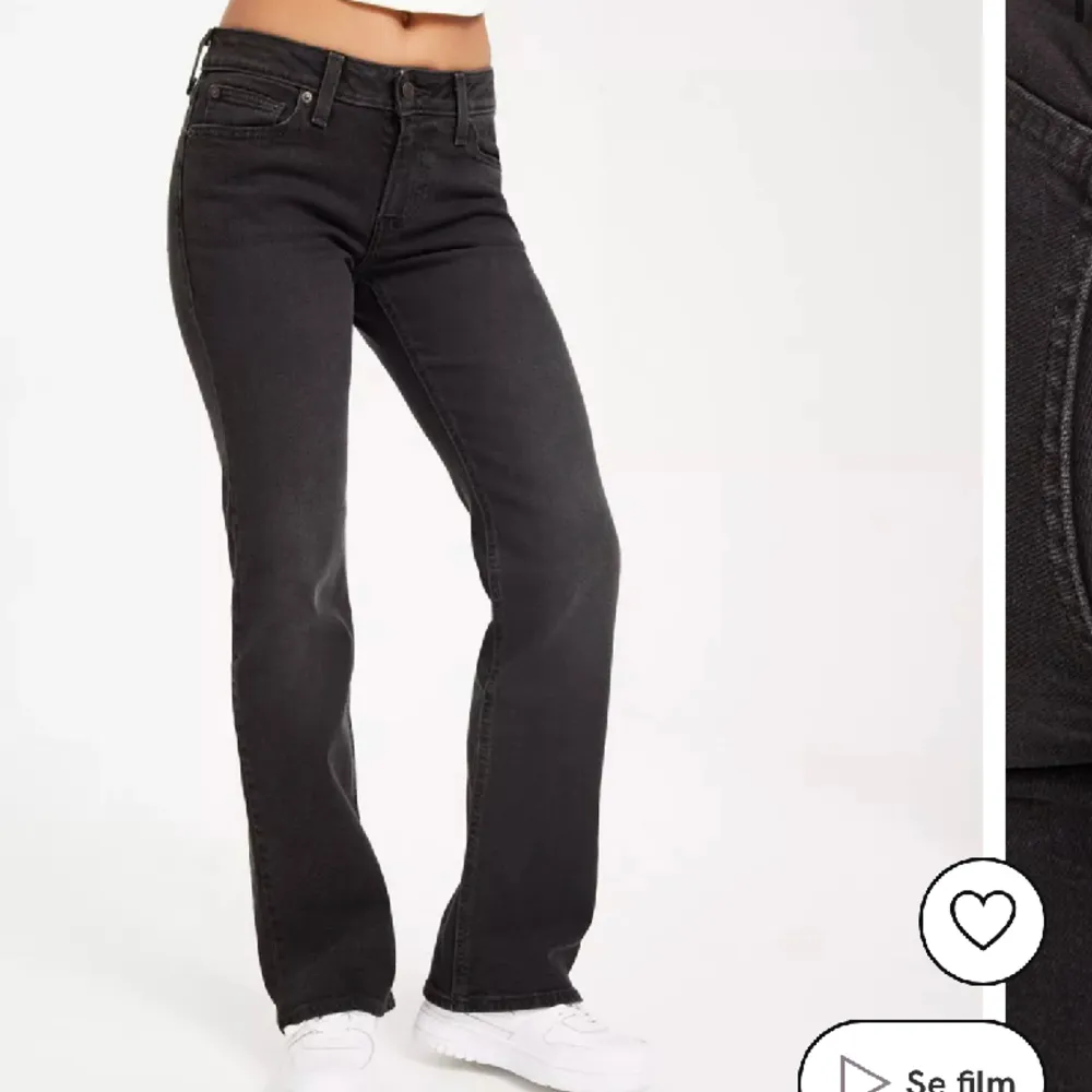 Säljer dessa superfina Levis jeans i low waist bootcut då de inte kommer till användning längre. Använda ett fåtal gånger💕💕De är slutsålda och nypris är 999kr . Jeans & Byxor.