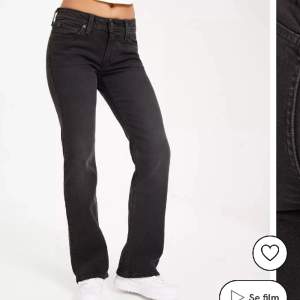 Säljer dessa superfina Levis jeans i low waist bootcut då de inte kommer till användning längre. Använda ett fåtal gånger💕💕De är slutsålda och nypris är 999kr 