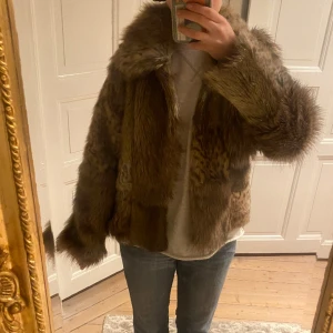 Pälsjacka - Sjukt snygg och trendig fuskpälsjacka i ljusbrun nyans med lite mönster❤️Passar S/M ungefär😇Jättefint skick! skriv vid funderingar och kolla in mina andra annonser🎀🪩