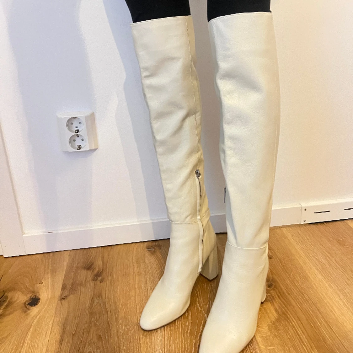 Vita skinnstövlar 36