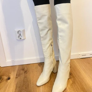 Vita skinnstövlar 36 - Nya boots. Använda en gång.  I läder från Zara