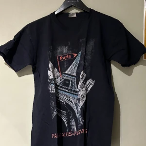 Paris t-shirt - utmärkt skick