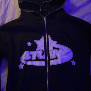 4 tune full zip hoodie - säljer nu min extremt feta 4tune fullzip. nyskick, inte använd många gånger alls