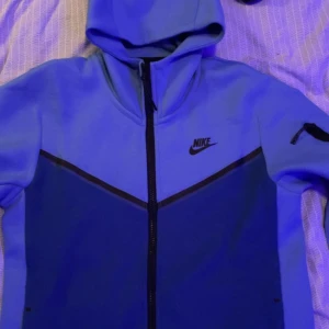 Nike Tech Flecce - Nike tech fleece set. kolla sista bilden för o se hur den ser ut på central cee. Denna dress är väldigt limiterad kommer aldrig tillbaka. nypris 2500, mitt pris: 999 per plagg, 1800 för hela sättet