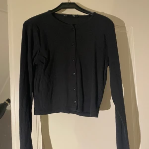 Kofta med knappar - Kofta från lager 157 som aldrig kom till andvändning. Super fin nyskick och den är helt perfekt. Skriv till mig om du behlver mer bilder!💗