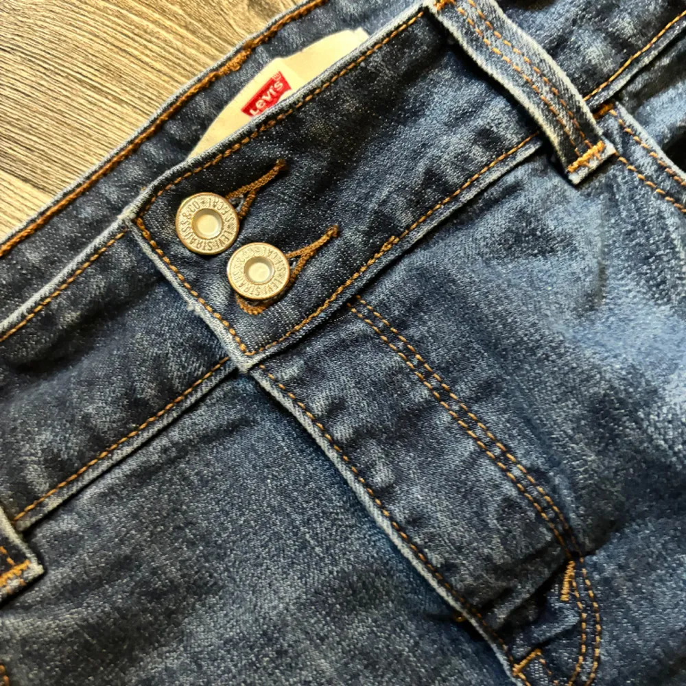 Jeans med snygga bakfickor köptes för 750 . Jeans & Byxor.