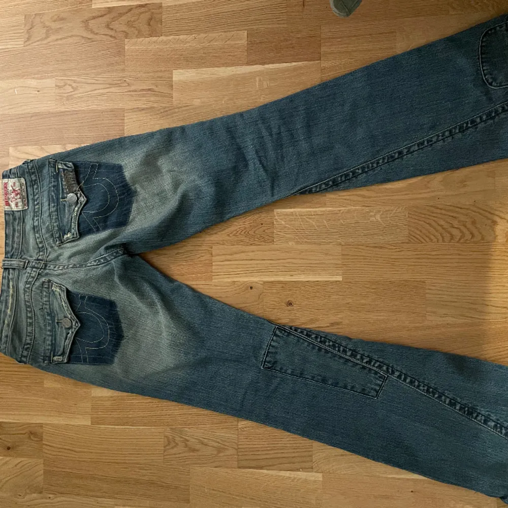 Säljer dessa sjukt coola jeans från true religion! Strlk 29 i midjan!. Jeans & Byxor.