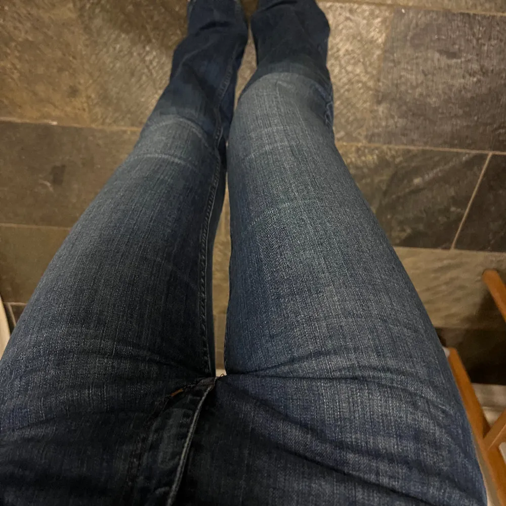 Riktigt snygga lågmidjade jeans i mörkblå färg(man ser färgen bäst på sista bilden)& bootcut form. Sitter snyggt på en! Från Dobber. Jag är 168 cm. Byxorna har storlek 27. I bra skick! Orginalpris: 700kr. Jeans & Byxor.