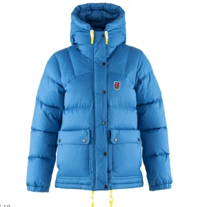 Fjällräven jacka - Blå fjällräven jacka som inte kommer till användning. Är i jättebra skick, kloten för ett år sen och ör knappt använd!