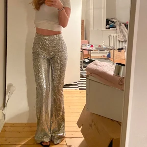 Glittriga byxor - Glittriga silver byxor, perfekta till nyår!! Så jäkla snygga hade gärna behållt dem, men måste frigöra plats ❤️ Använda 1 gång