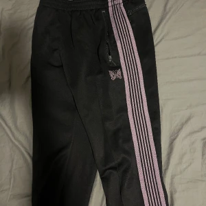 Needles Trackpants - Fräna Needles trackpants. Cond 8/10 Size M men väldigt liten i storleken, skulle säga närmare S/XS. 