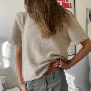 Soft Goat chuncky tshirt  - Måste tyvär sälja denna tröja jag köpte här på plick pga att den inte passade🙁(bilderna är från förra säljaren!) den kostar 2200kr ny men är i toppenskick utan fläckar osv. Ser folk sälja dessa här på plick för typ 1700, men jag säljer för 760 👊💘