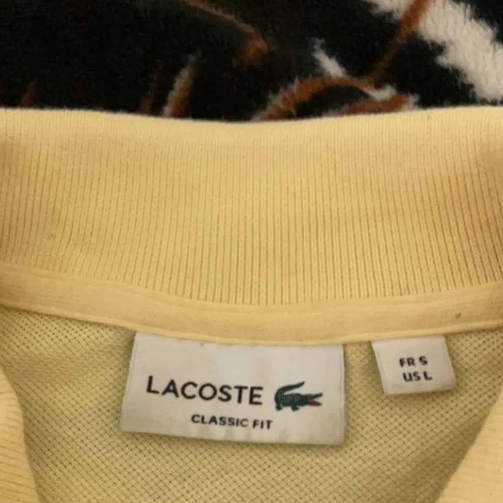 Säljer min Lacoste polo shirt som är nästan inte använd. Ge bud också. Mellan 500-800. T-shirts.