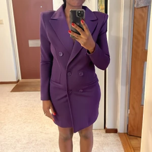 Kavaj klänning - Kavajklänning från IVYREVEL med raka armar. Oanvända 