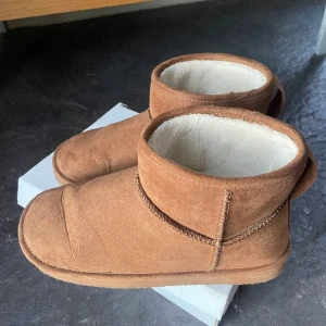 Uggs från HM - Fake Uggs från HM, inte använda mycket alls!💕 Uppskattar storleken till 40 även fast det står 39 i skorna💕 