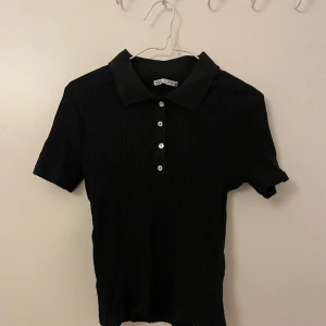 Svart pikétröja - Svart pikétröja från zara i storlek M