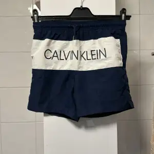 Badbyxor från Calvin Klein i storlek 12/14 i marinblå och vit 