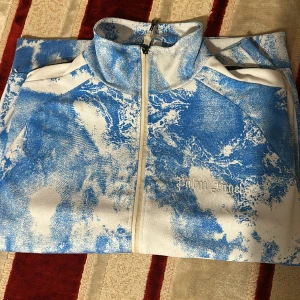 Palm angeles tröja - Hej! Säljer palm angeles zip up tröja  på grund av att jag inte gillar den längre. Den är jätte skön och går att styla med mkte