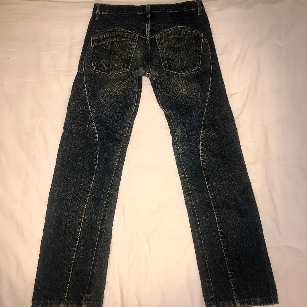 Ett par self edge denim jeans med sjuk fading. Liknar levis 501 straight leg. Storlek 32/32. Lägg prisförslag!. Jeans & Byxor.