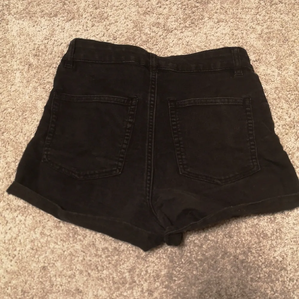 Snygga svarta jeansshorts i storlek 36 från divided. . Shorts.