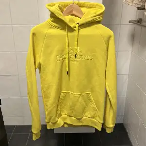 Peak performance hoodie i färgen neon gul, storlek L