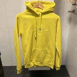 Peak performance hoodie - Peak performance hoodie i färgen neon gul, storlek L