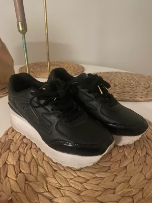 Sneakers  - Fina sneakers från FILA. Använda fåtal gånger så i fint skick.  Stl: 36