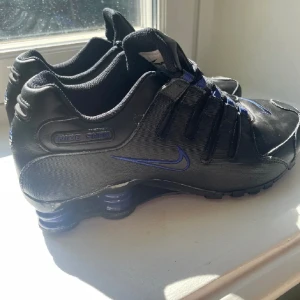 Nike shox R4 - Hej! Säljer ett par Nike Shox som inte kommer till användning. Dom är i bra skick och bara använda ett fåtal gånger. Storlek 44.5 men passar även mig som brukar ha 43