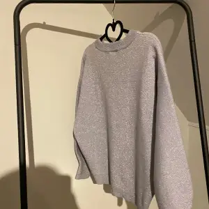 Super fräsch tröja med en glittrig grå färg 