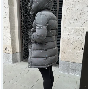 NVLTY - Jacka från London helt oandvänd lapp och allt kvar.