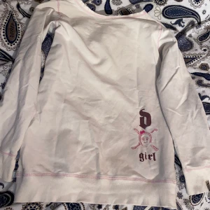 Vit tröja - Tröja köpt någon gång under 00-talet. Enstaka fläckar på ryggen. Säljer då det inte är min stil längre 