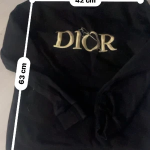 Äkta dior tröja! - Säljer denna ÄKTA tröjan från dior. Kontakta mig för fler bilder som bevisar att den är äkta. Den används ej längre och jag behöver verkligen pengarna så jag kan köpa julklappar 🫶🏻 prisförslag tas emot. 