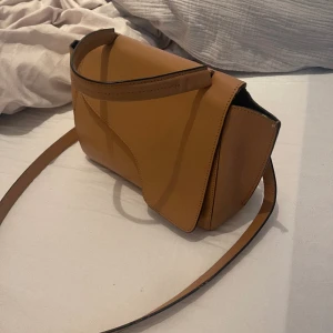 ATP väska  - Säljer ATP väska då den inte riktigt är min färg, defekter på handtaget och därav priset ❣️mellan modellen, arezzo Pris kan diskuteras vid affär