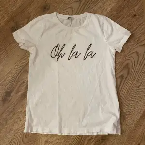 Säljer denna jätte fina t-shirt som inte kommer till användning längre💗