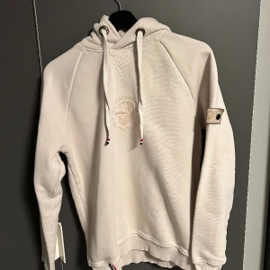 A.C.E Hoodie - Säljer en snygg ace hoodie i bra skick. Den är i storlek S. Den kommer från PONDUS. Hör av er vid frågor.